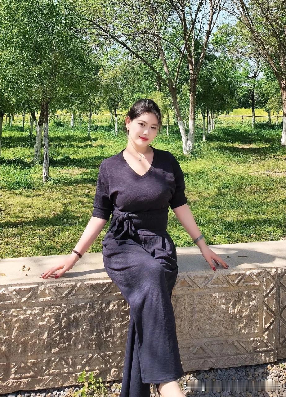 不卑不亢，静守时光，不争不抢，岁月留香。
心有山海，浅度风霜，浮沉看淡，自在寻常