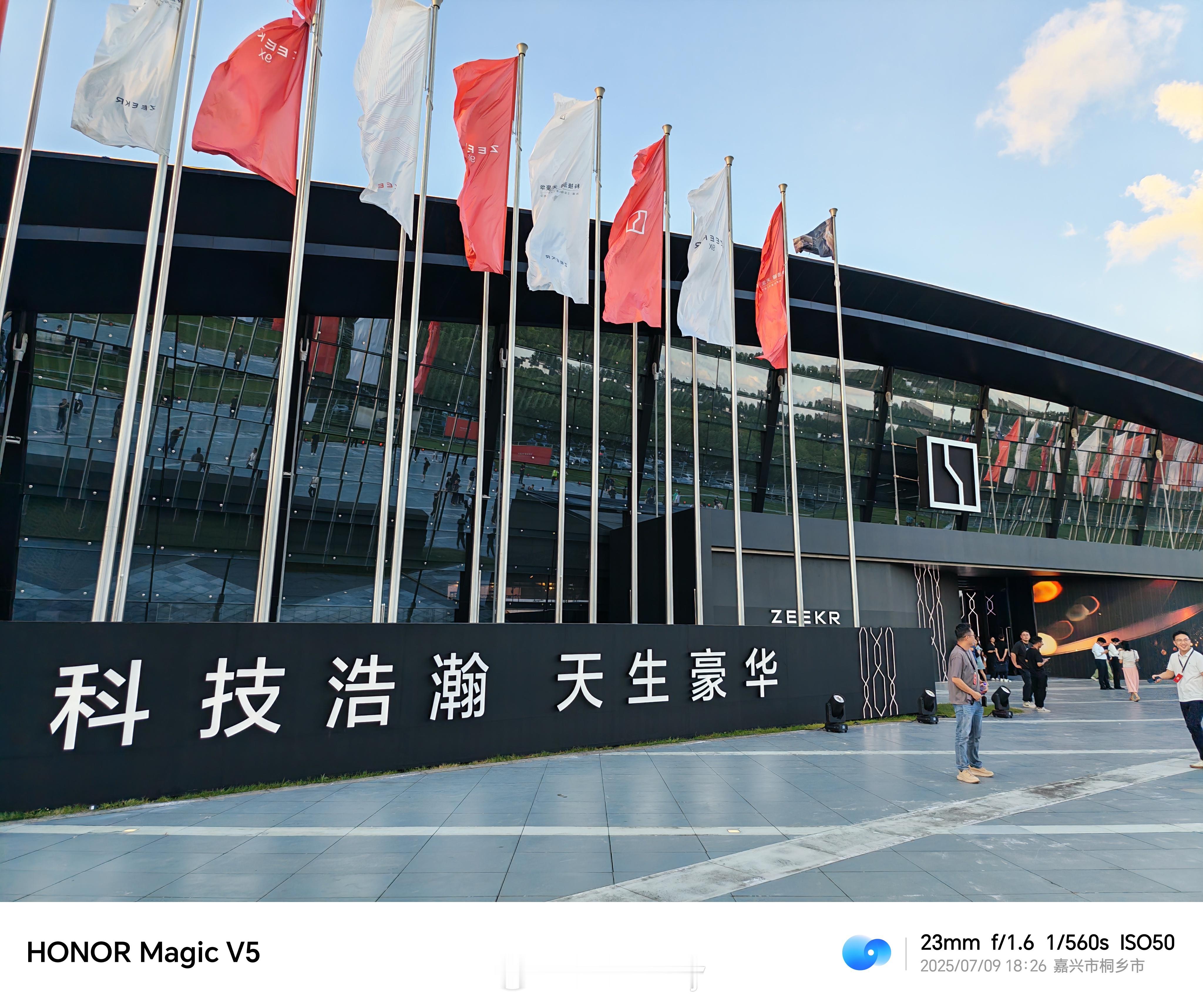 科技浩瀚，天生豪华。因为技术创新喜欢极氪。极氪9X来了，一起见证极氪式创新和豪华