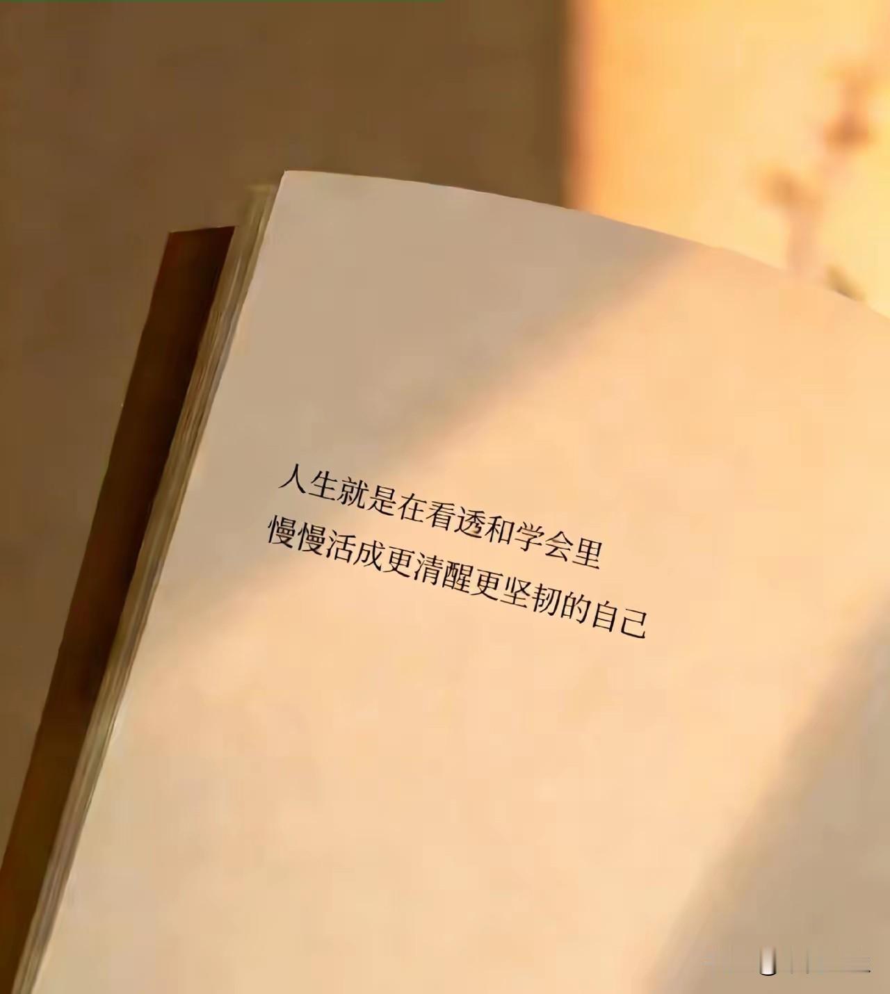 董卿说：“一个空瓶子，它就值一毛钱，装上矿泉水值两块钱，装上了牛奶可以值十块钱，
