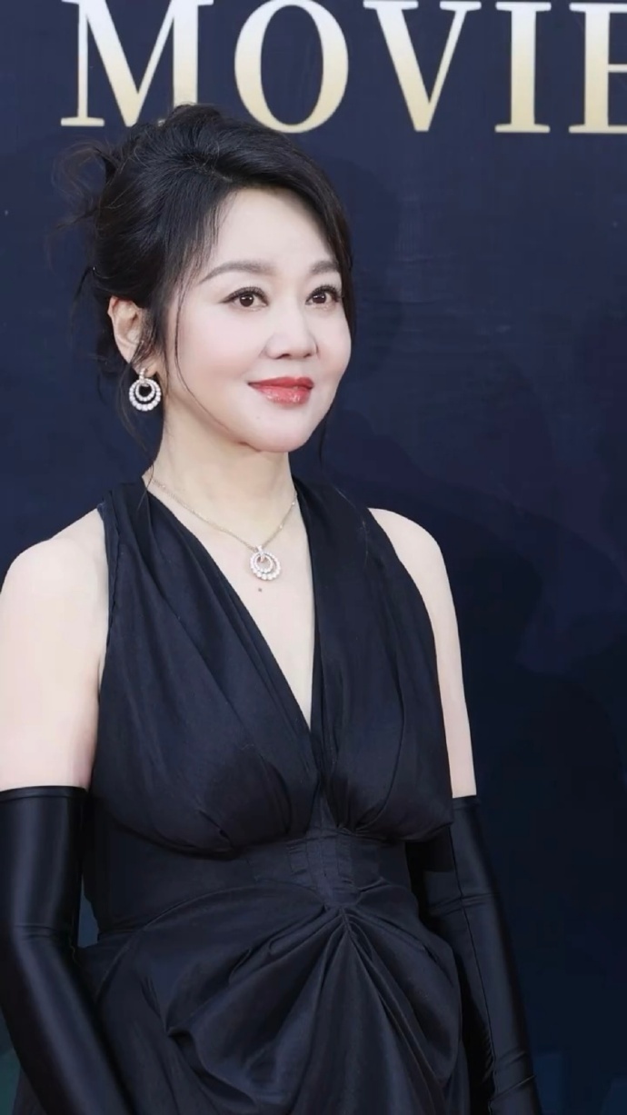 不敢想象闫妮已经55岁了闫妮黑裙完全妈咪 大波浪盘发红唇，优雅又大气。 