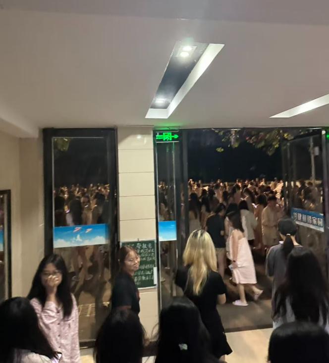 深夜刷到四川宜宾地震的消息，盯着手机屏幕愣了很久。
突然就想清楚了几件事，不一定