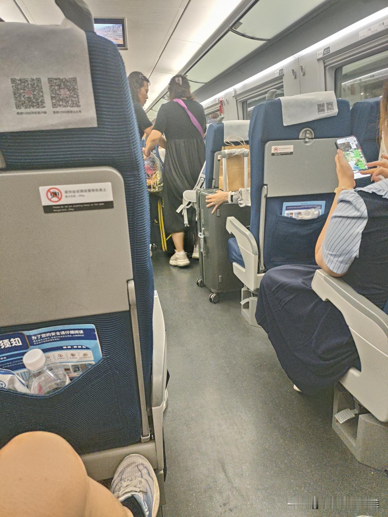 坐高铁从老家回来，旁边坐了两个女孩，有一个大行李箱就放在中间的座位前面，一个女孩