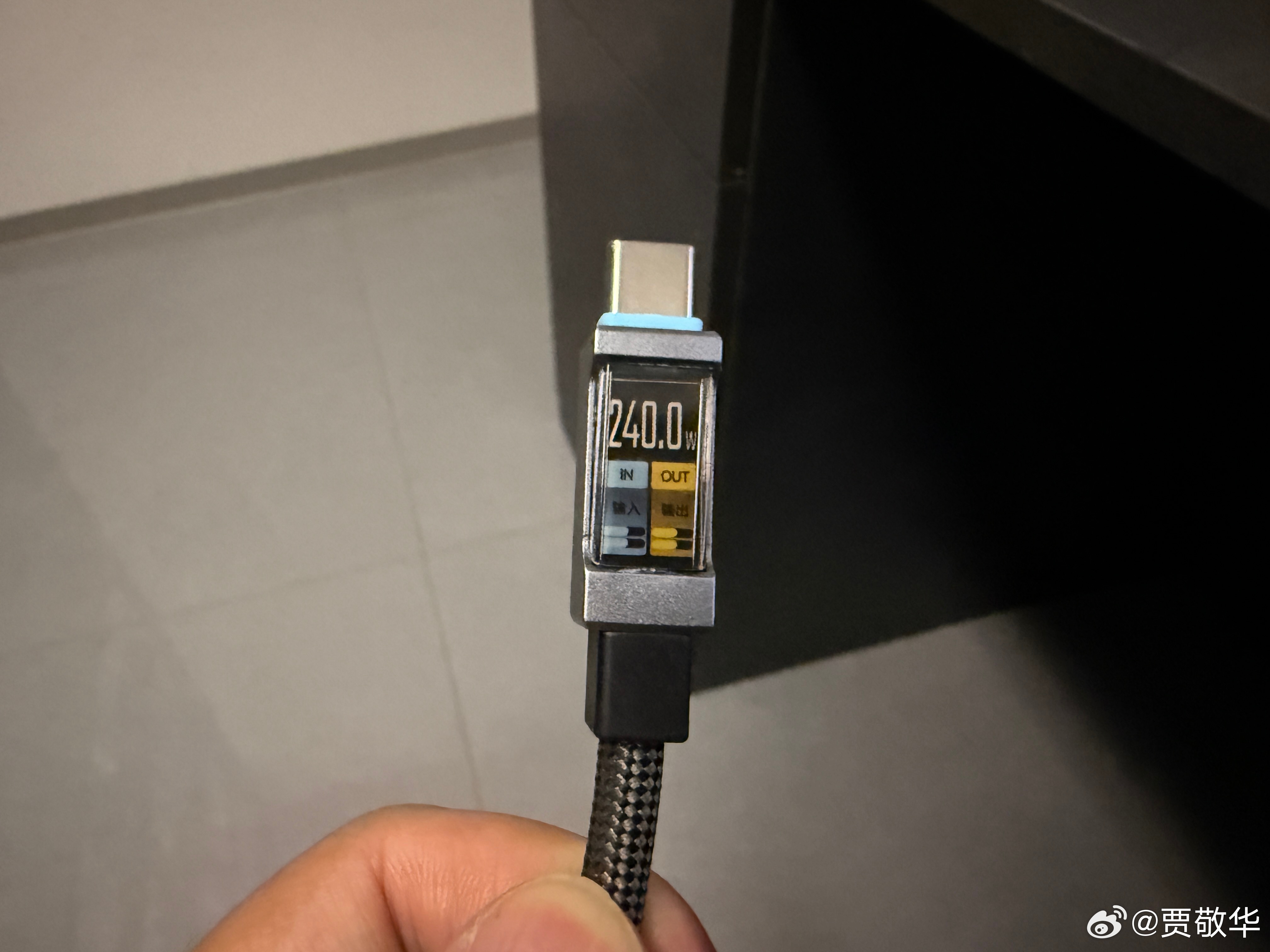 某电商平台买了一条充电线，本来以为是显示充电功率的线。结果，收到货后发现充电功率