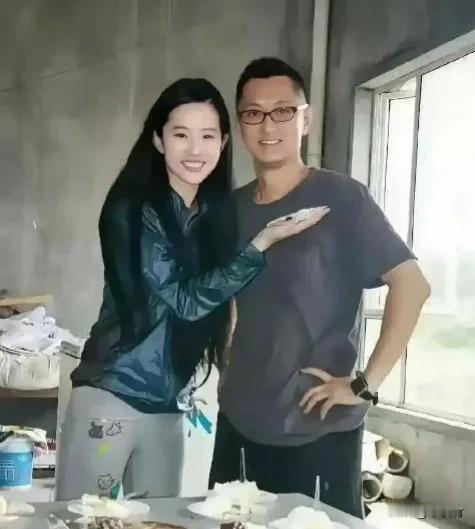 第一眼看这女的是刘亦菲，还是奶茶妹妹？还有旁边男的是谁？