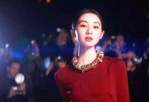 以前都是夸黄磊女儿多多，喜欢这个敏感善良漂亮的女孩。
 
但每次挑的衣服都不合适