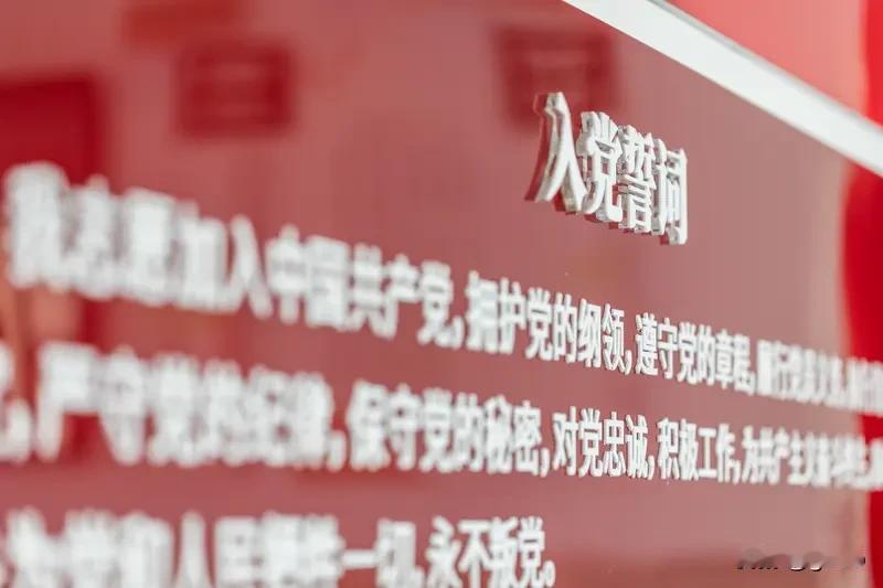 党员出差遇会议该如何抉择肯定是开会重要，跟老板请个假，我是党员，必须带头服从组织