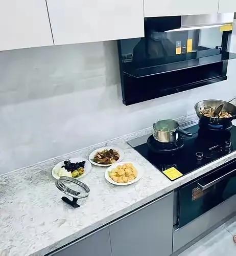 我家住38楼，楼下邻居厨房漏水了，我家里一点漏水痕迹都没有，楼下邻居让我维修，我
