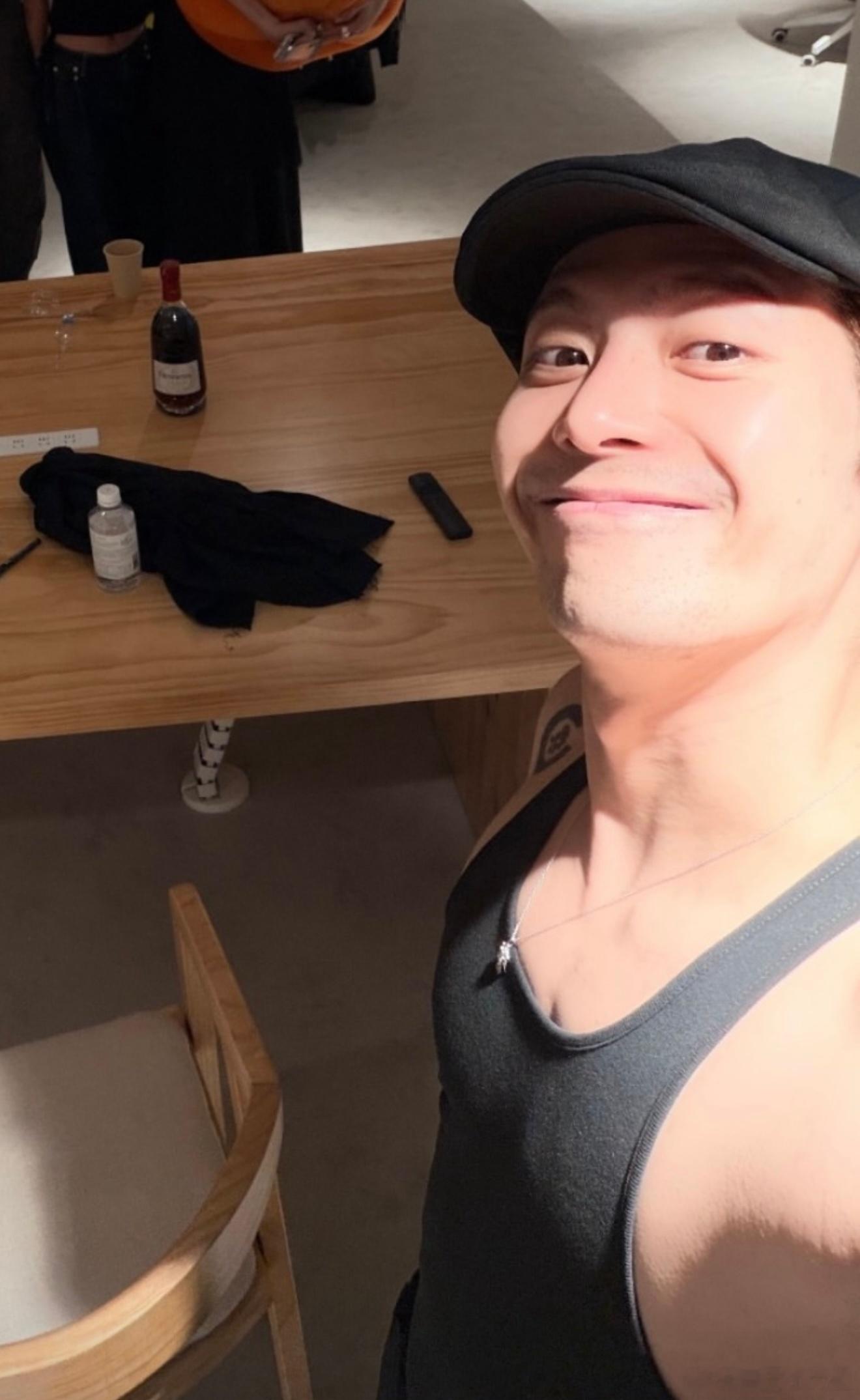 老公奶子真大别看拍照嬉皮笑脸的 开会的时候也是会骂骂咧咧😂王嘉尔