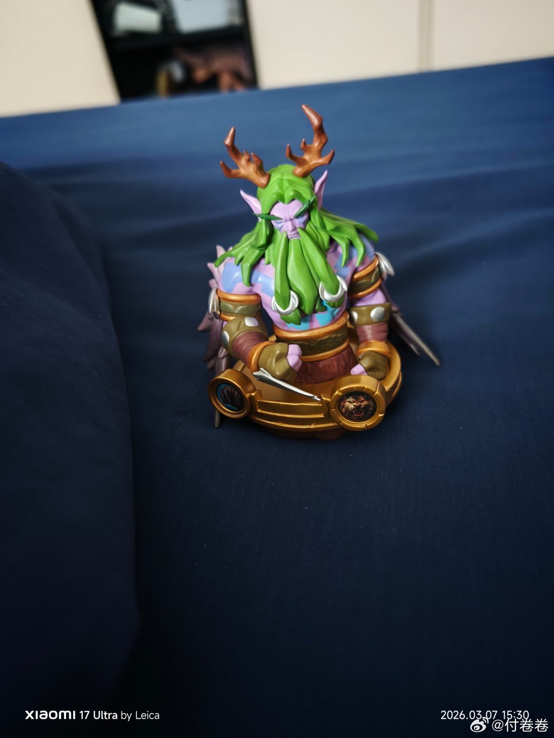 一觉醒来，旁边多了个人……握拳瞪眼的，黑我一跳我的日常plog付卷卷