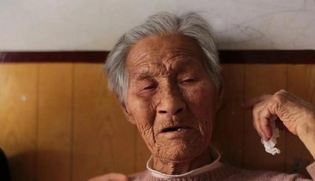 1941年，15岁的黄有良在稻田干活，被一群日本士兵撕碎衣服，摁在田埂上。她拼命
