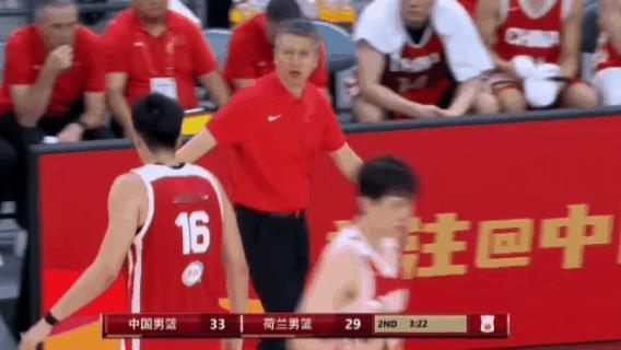 廖三宁应该是年轻球员里面为数不多敢突破的球员。他这个特点男篮很需要，但目前定位有