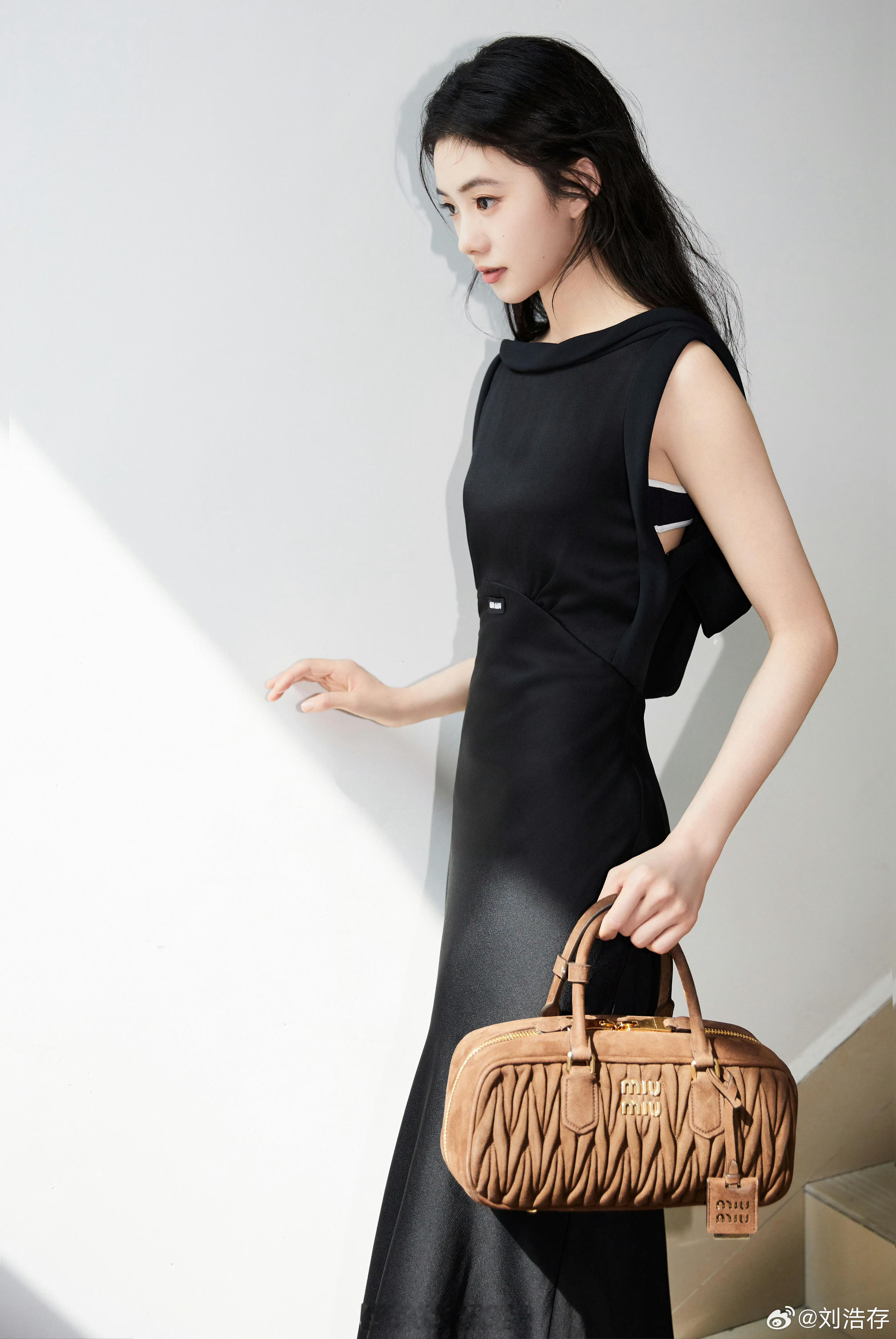 miumiu你福气太大了🖤刘浩存无袖露背黑裙 🤍赵今麦吊带蕾丝白裙 ​​​