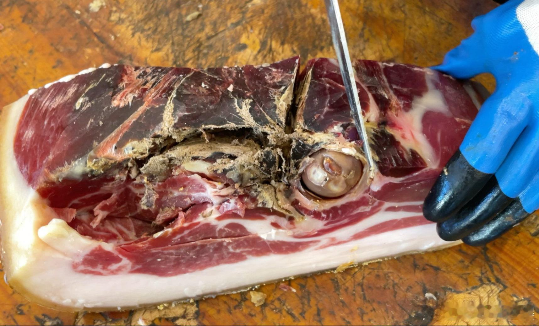 朋友家的三条火腿两条出了问题，而且还各有各的味道，小伙伴们快来围观 朋友家的三条