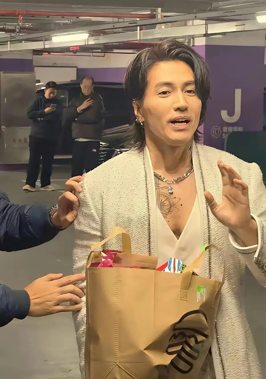 言承旭近照一出，评论区全在刷“道明寺回来了”二十四年过去，他还是那副轮廓，眼角多