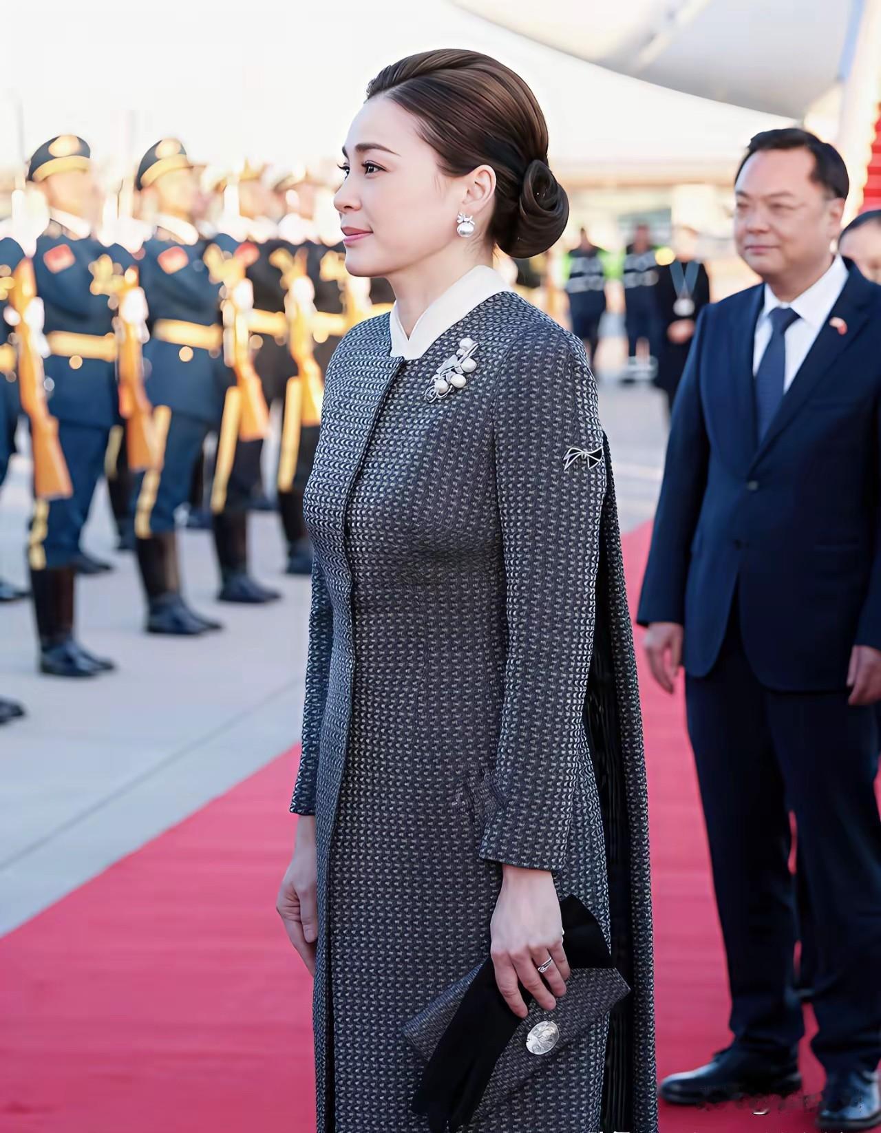 在泰国，他是身份最尊贵的男人，泰王的威仪，在自己的国土上无人能及，是一国之内无人