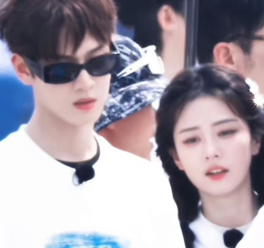 李昀锐和白鹿这么邪门的CP也有人嗑？冰湖扑就扑了，没必要这么一个普通女同事的蹭流