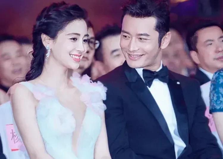 [赞][赞][赞]近日，一位著名女企业家造访黄晓明在上海的豪宅，屋内满墙紫砂壶令