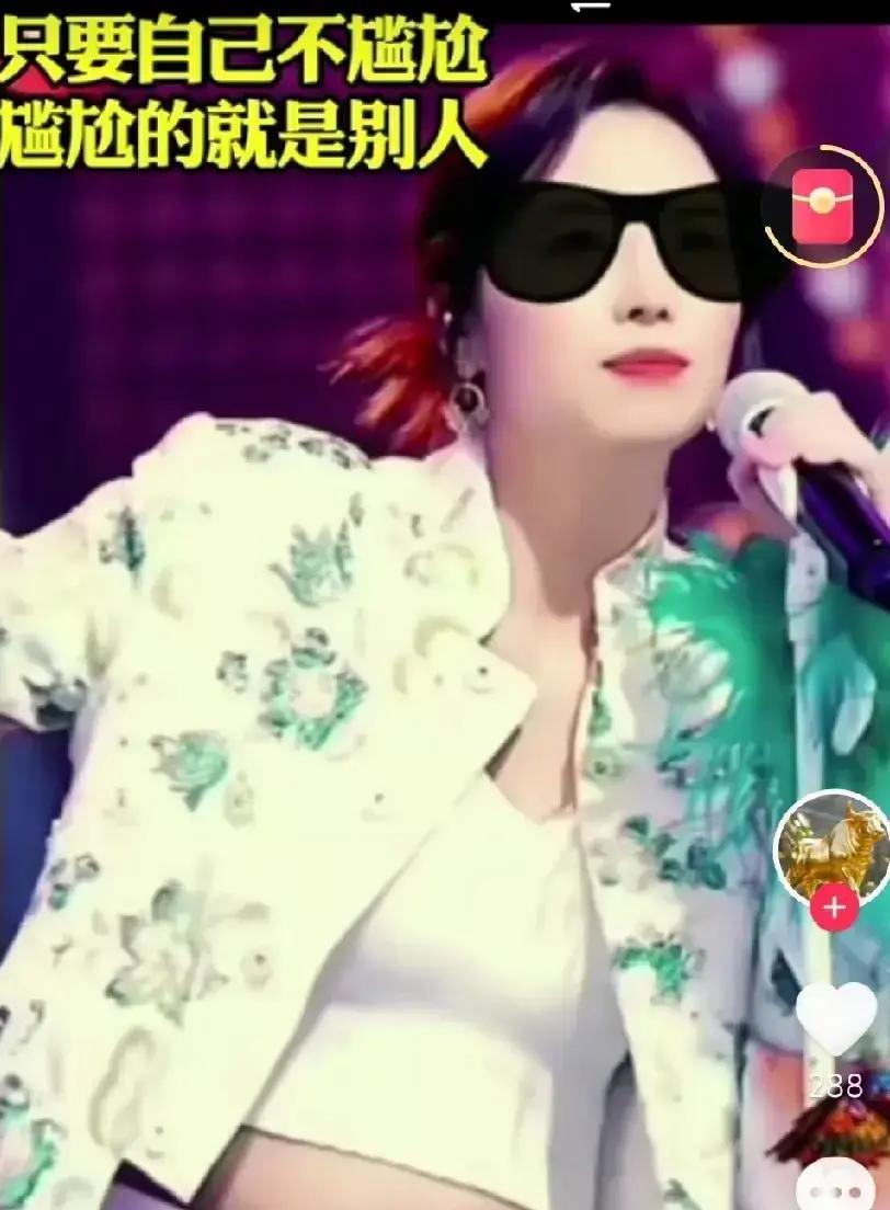 沈叔叔直播穿露脐装，弹幕炸锅
 
政协委员、青少年大使、肚皮舞大师，三重身份叠一