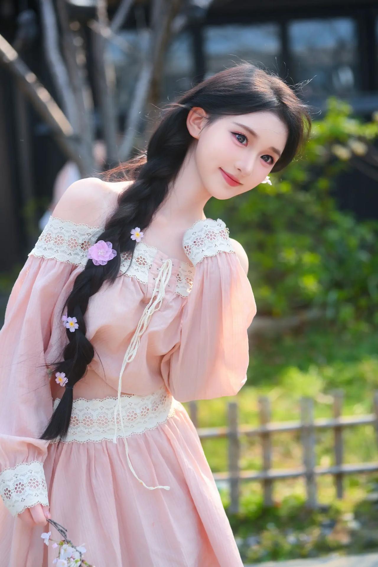 这组写真直接把“春日甜”刻进DNA！侧麻花辫+小花点缀，粉色蕾丝裙随风飘，连空气