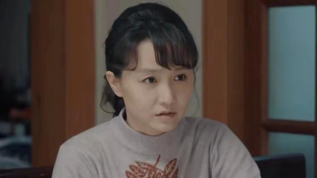 秦川去养老院找曹老师，得知师母患病了，回家告诉青莲：师母得了老年痴呆症，曹老师守