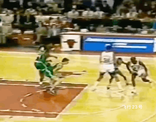 乔丹跟詹姆斯转身上篮对比！
图一：乔丹转身上篮
图二：詹姆斯转身上篮
过去的篮球