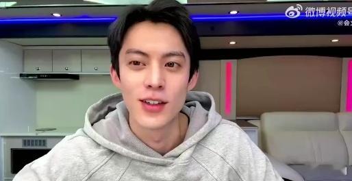 王鹤棣教库里用四川话拜年  棣棣的直播总是让人心情大好，今天早上看到他洗脸后的模