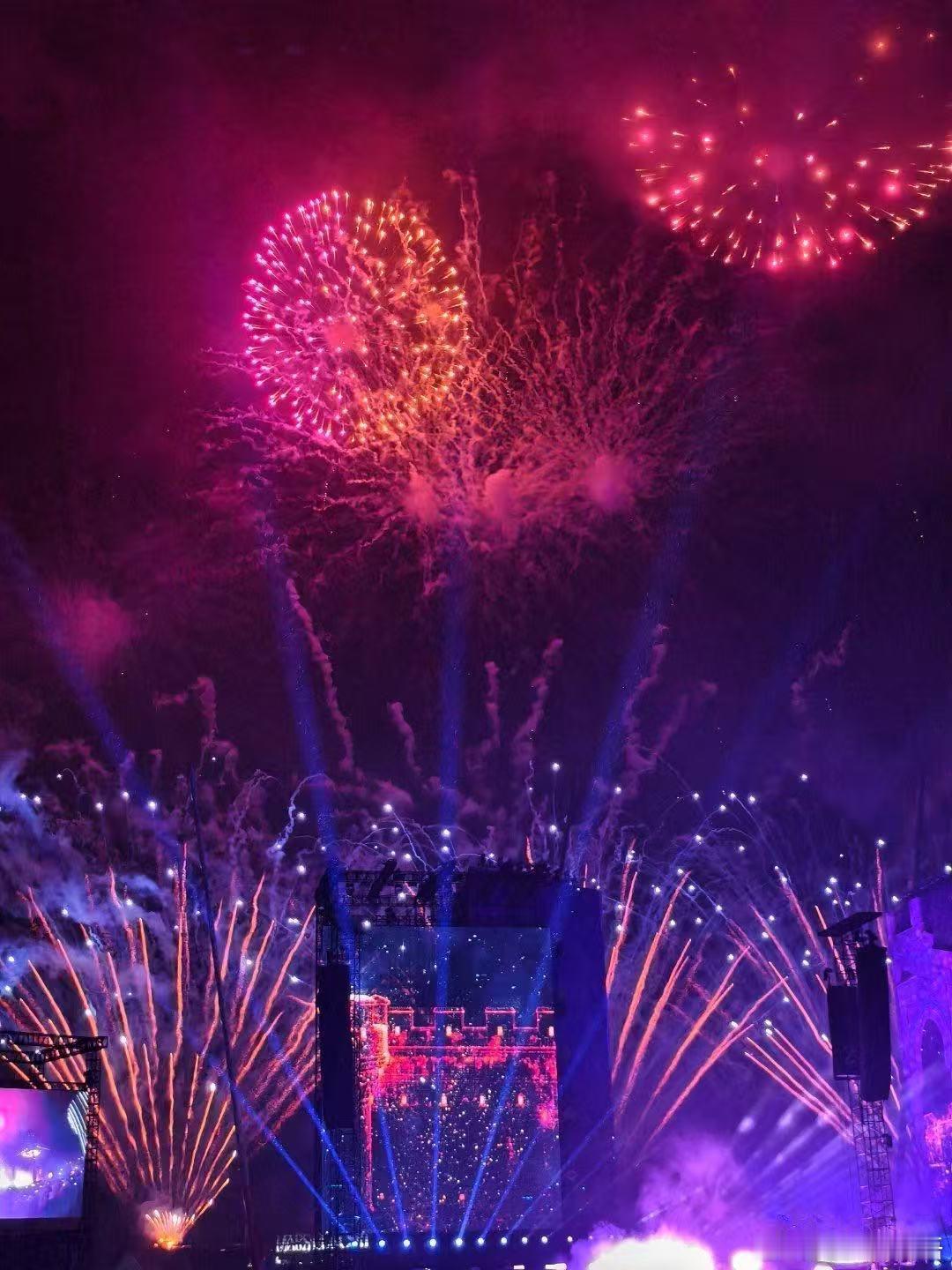 华晨宇雨中上演大规模烟花秀雨雾笼罩的黑夜被烟花照亮，烟火层层绽放，雨声搭配舞台歌