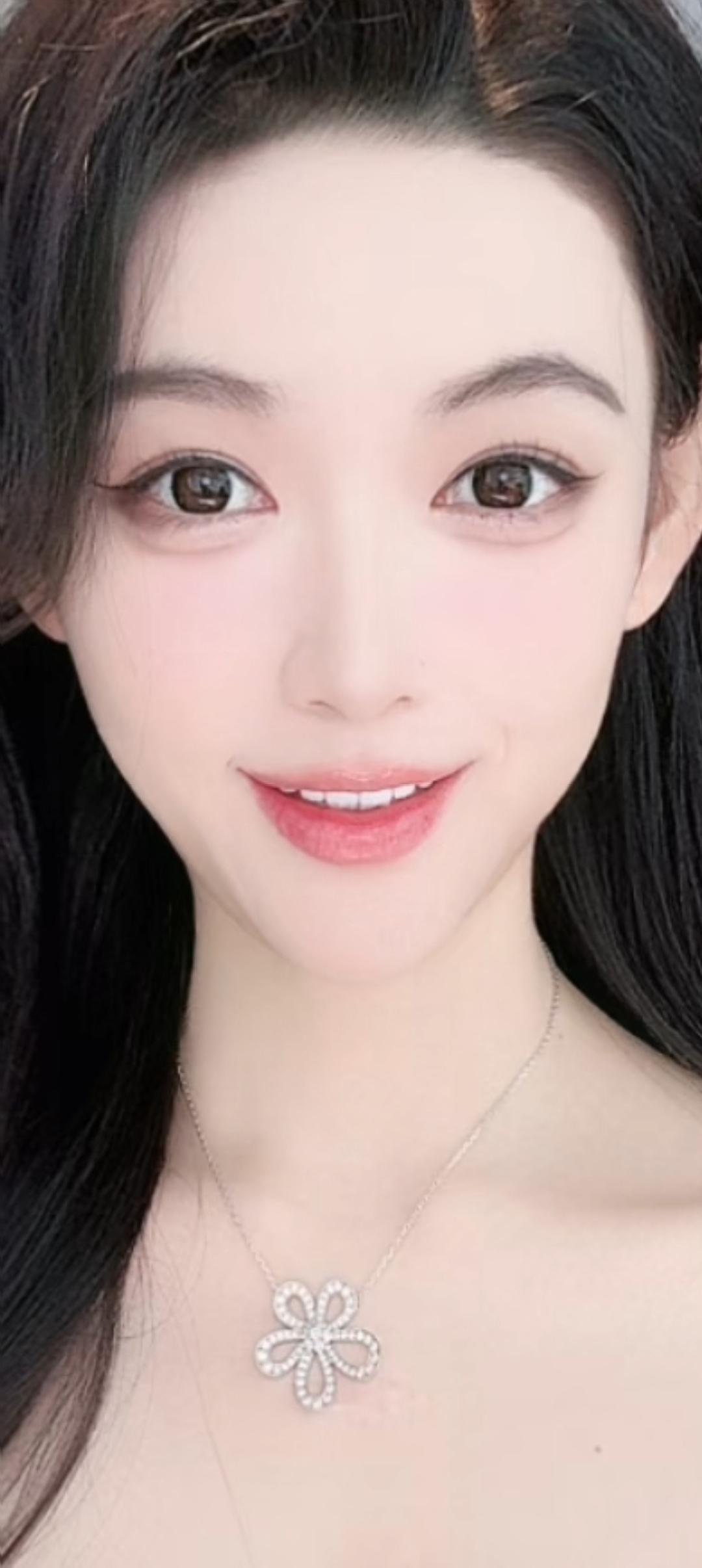 这位小姐姐笑得真甜！