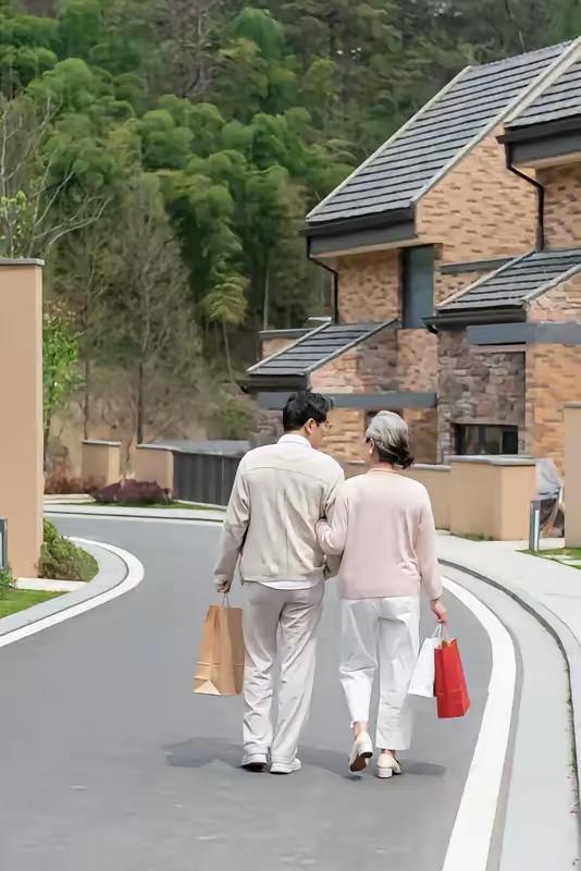 婆婆被接来养老，儿媳问：我爸怎么没来？婆婆：你爸不来了
 
车刚停稳，儿媳就笑着