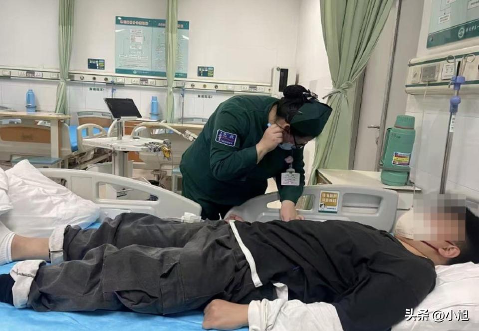 家里开着三层酒店，孩子却拿着4800块贫困助学金。申奥被这个同学打了，医药费花了