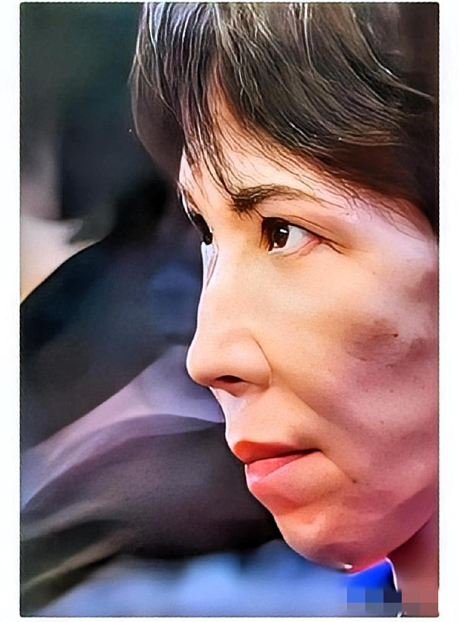 据说这张照片是高市早苗得知自己当选日本自民党总裁那一刻的表情。没有流露出任何获胜