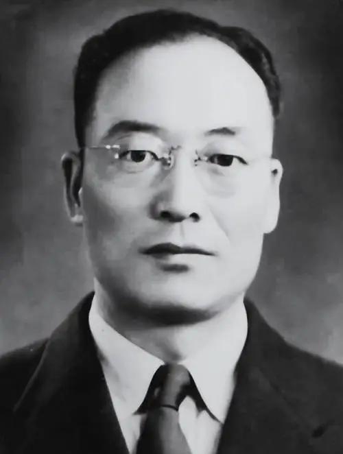 1947年中统特务头子叶秀峰在看到报纸时，被一则广告吸引：“寻找银老太太！”狡猾