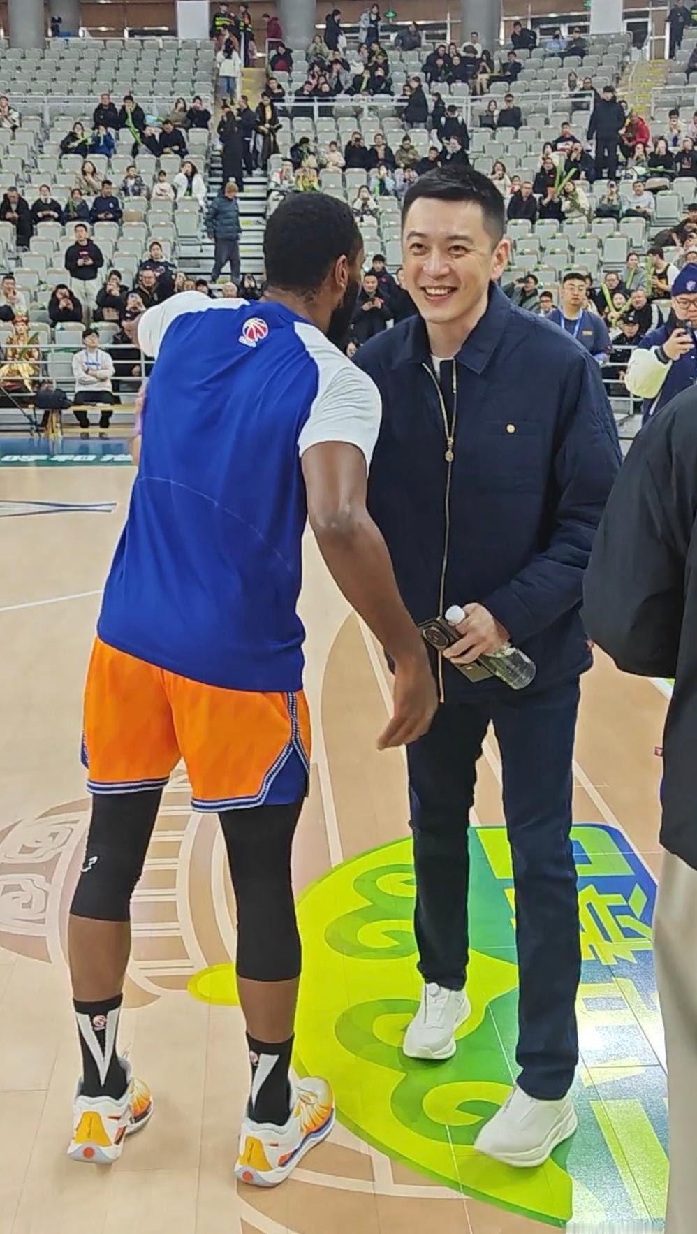 杨鸣回归CBA解说席！将做客抖音CBA官方直播间，与搭档，解说上海vs山东的俱乐