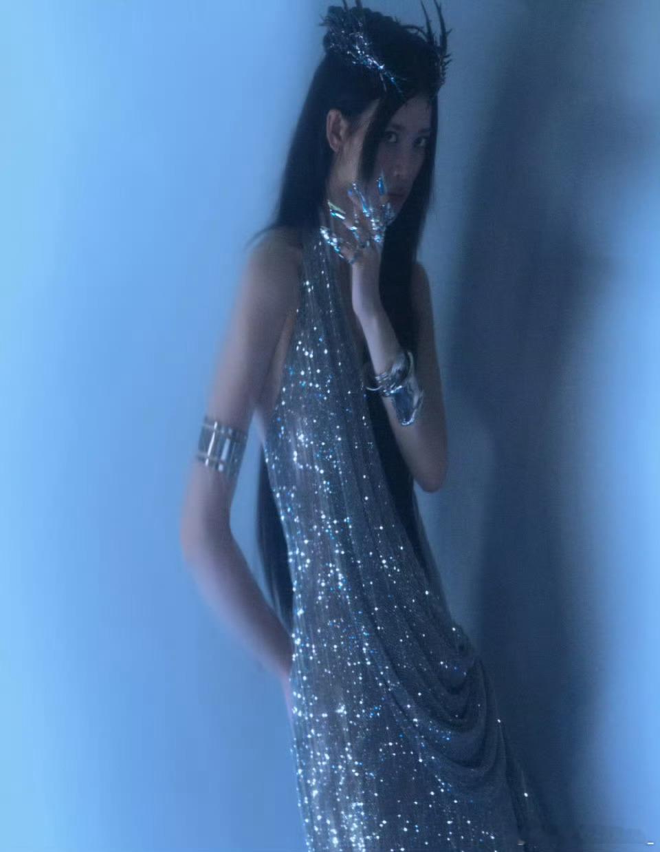 赵昭仪好长的一条人她真的好美呀，镜头里奥妙的身姿，眼神里全都是自信的感觉，简直就