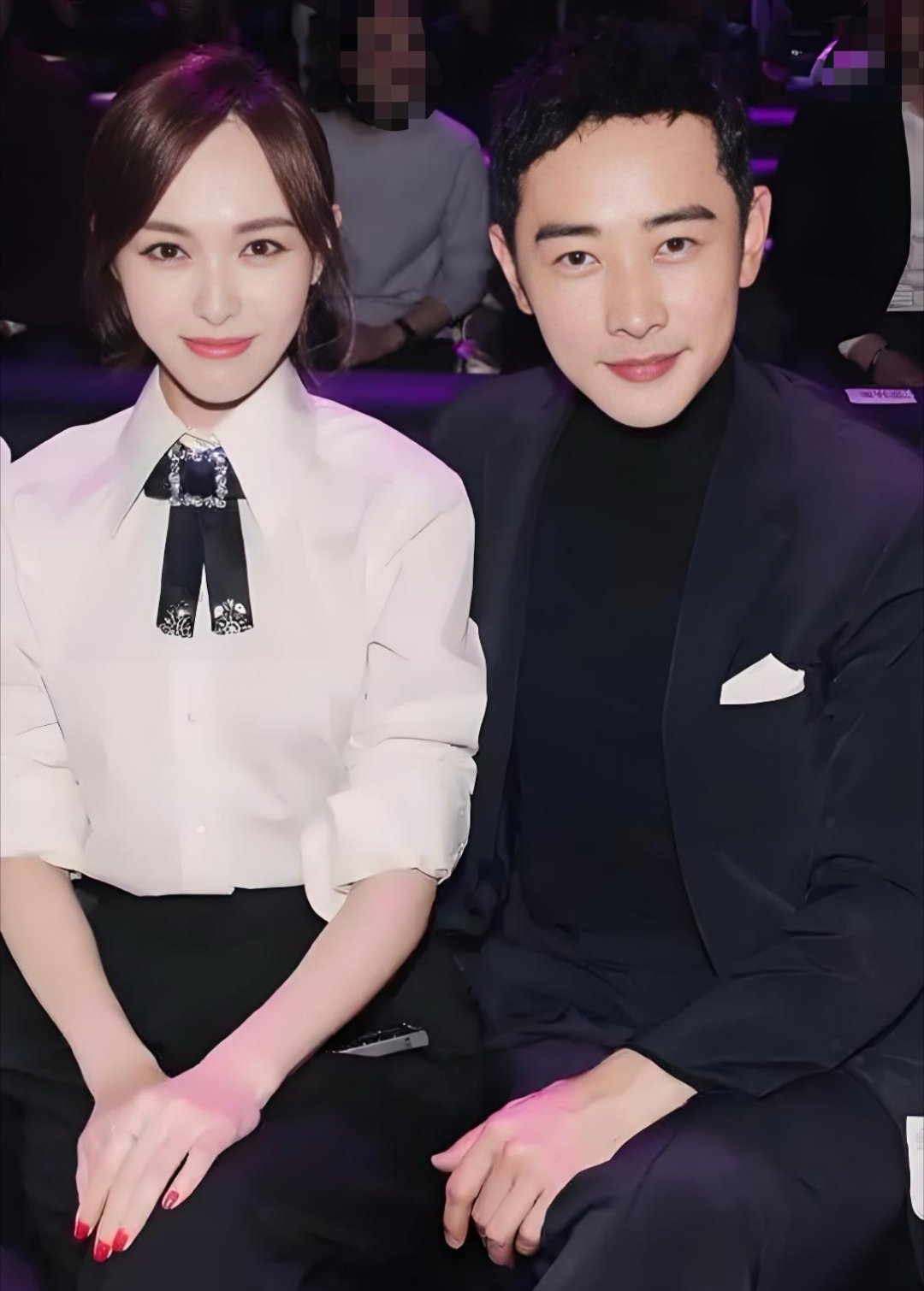曝唐嫣罗晋经常一起参加女儿活动 唐嫣身着黑色挂脖长裙，罗晋穿黑色正装，两人以上海