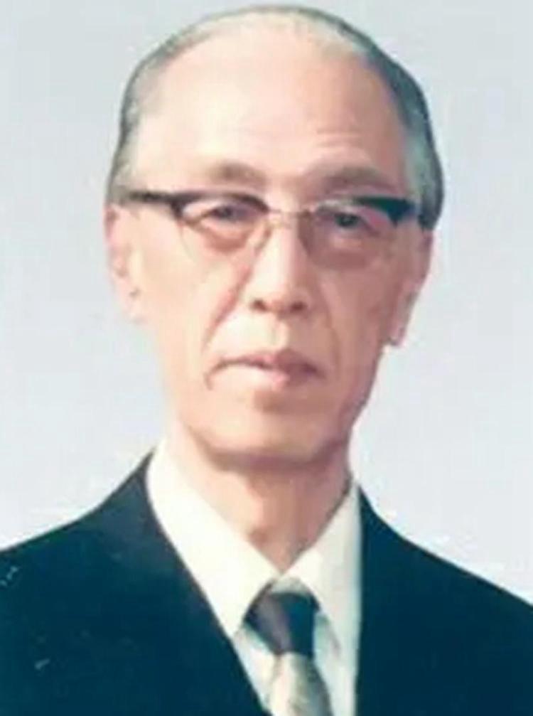 他曾经担任上海市委书记，1976年被中央派到上海，拨乱反正，推动经济恢复与外事工