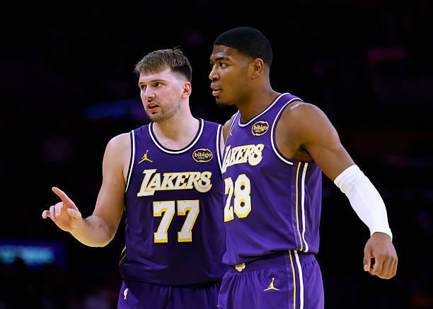 八村垒今日将复出！他因右小腿伤势缺席了过去两场比赛。东契奇也升级为可以出战篮网v