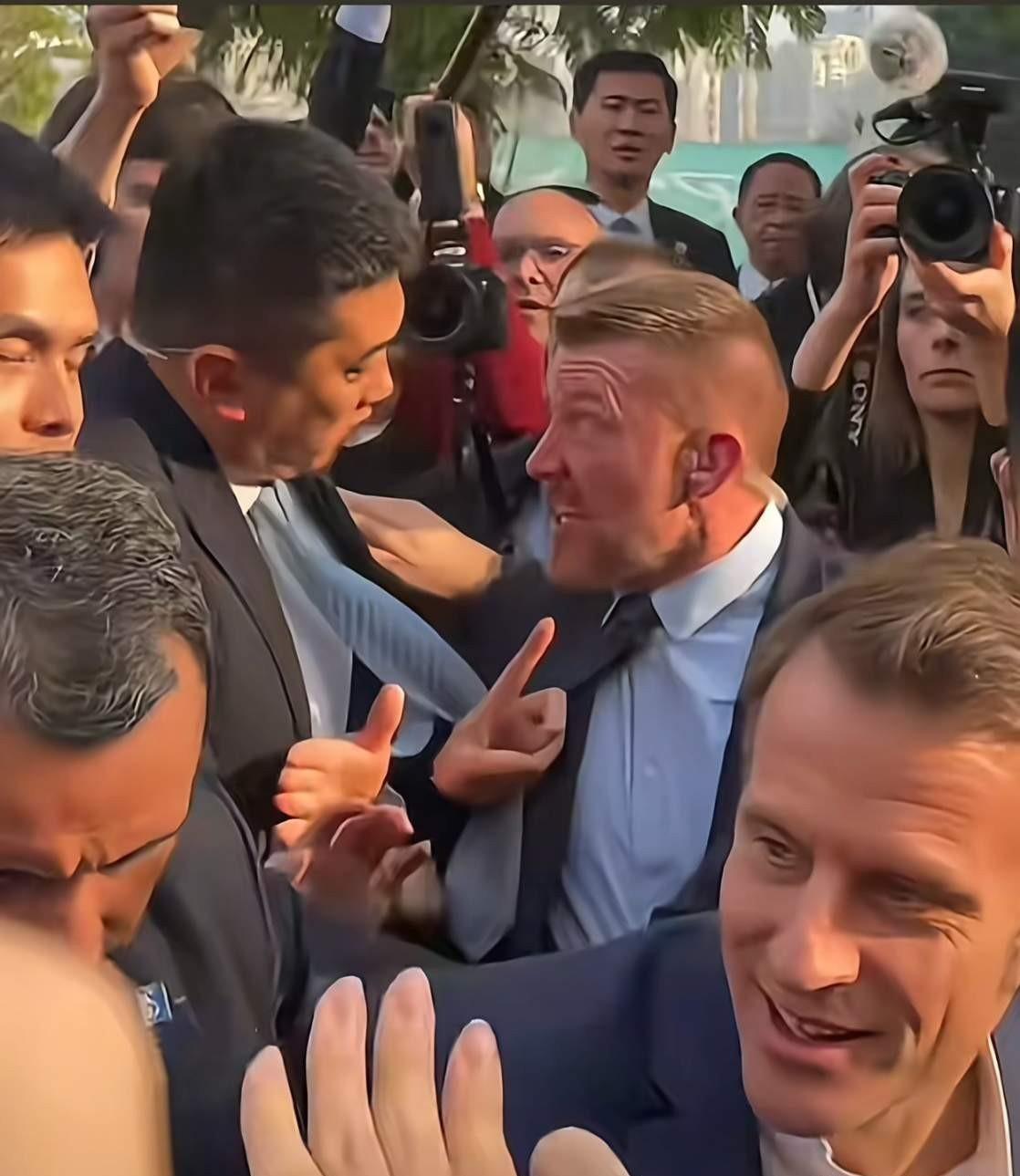 马克龙遇学生狂欢，保镖冲突现分歧，中方出手化解矛盾。
最近法国总统马克龙访华时去