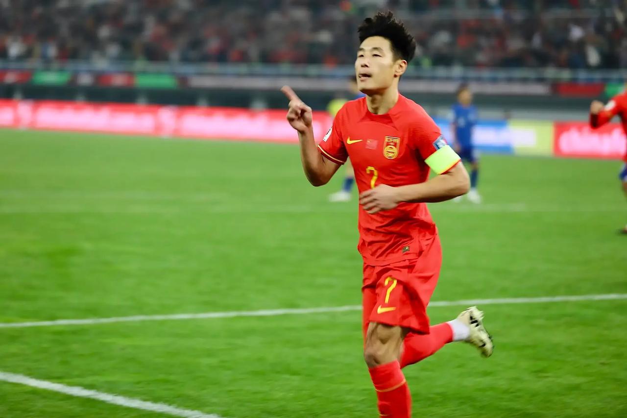 太强了吧！国足4-1新加坡，一战看清这5位球员：
武磊，不愧是亚洲一哥，太解气了