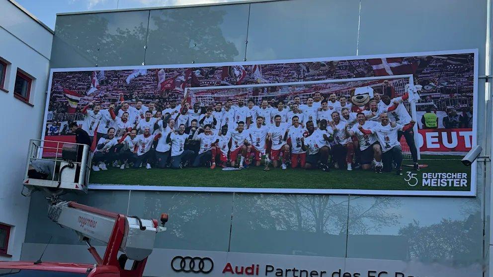🚨一張巨大的冠軍慶祝照片現在懸掛在塞貝納大街訓練場外。拜仁慕尼黑合作夥伴奧迪的