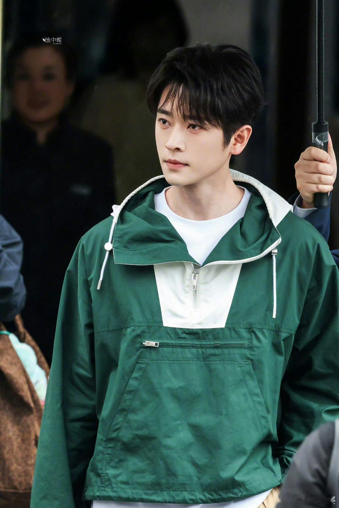 丞磊hi6剧宣上班 《莫离》剧宣hi6录制路透！丞磊一身绿冲锋衣状态超棒，期待墨