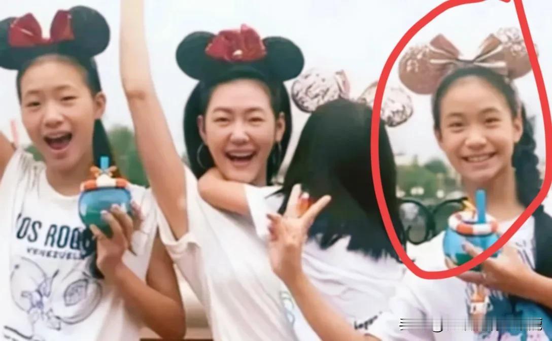 一直好奇谁在夸小S的二女儿Lily长得漂亮，是“小林志玲”。

通过Lily思念