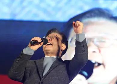李在明被判刑后首度出席集会：“韩国民主不会死，我也不会倒下”

韩国共同民主党、