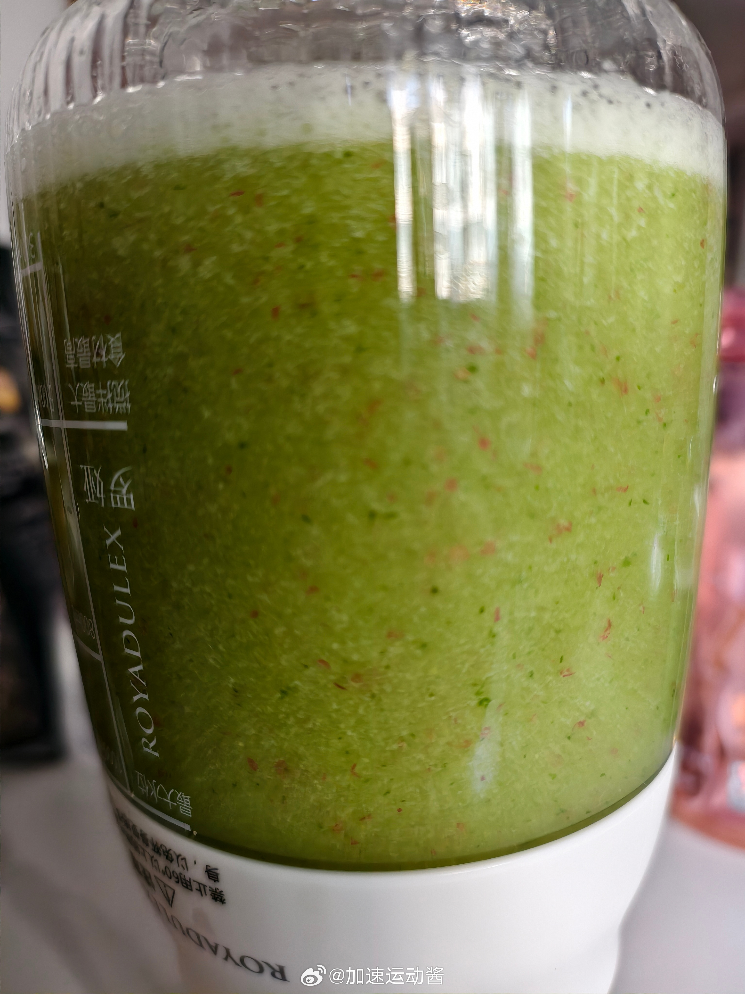 最近听说这个果蔬汁瘦身的风很大一个青瓜，一个黄瓜➕水果西芹我先替你们试试看哦我的