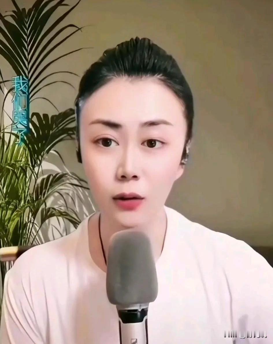 昨天孙嫄的亲妹妹孙悦刚开直播就被亲姐“强行掐断”的事儿，直接让吃瓜群众炸开了锅。