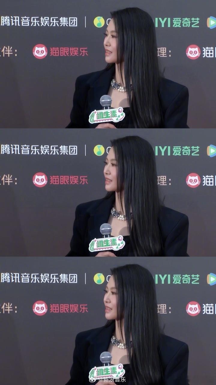谭维维 社牛谭维维去微博音乐盛典，妥妥的社牛王者！一进场就跟老熟人打招呼，到处热