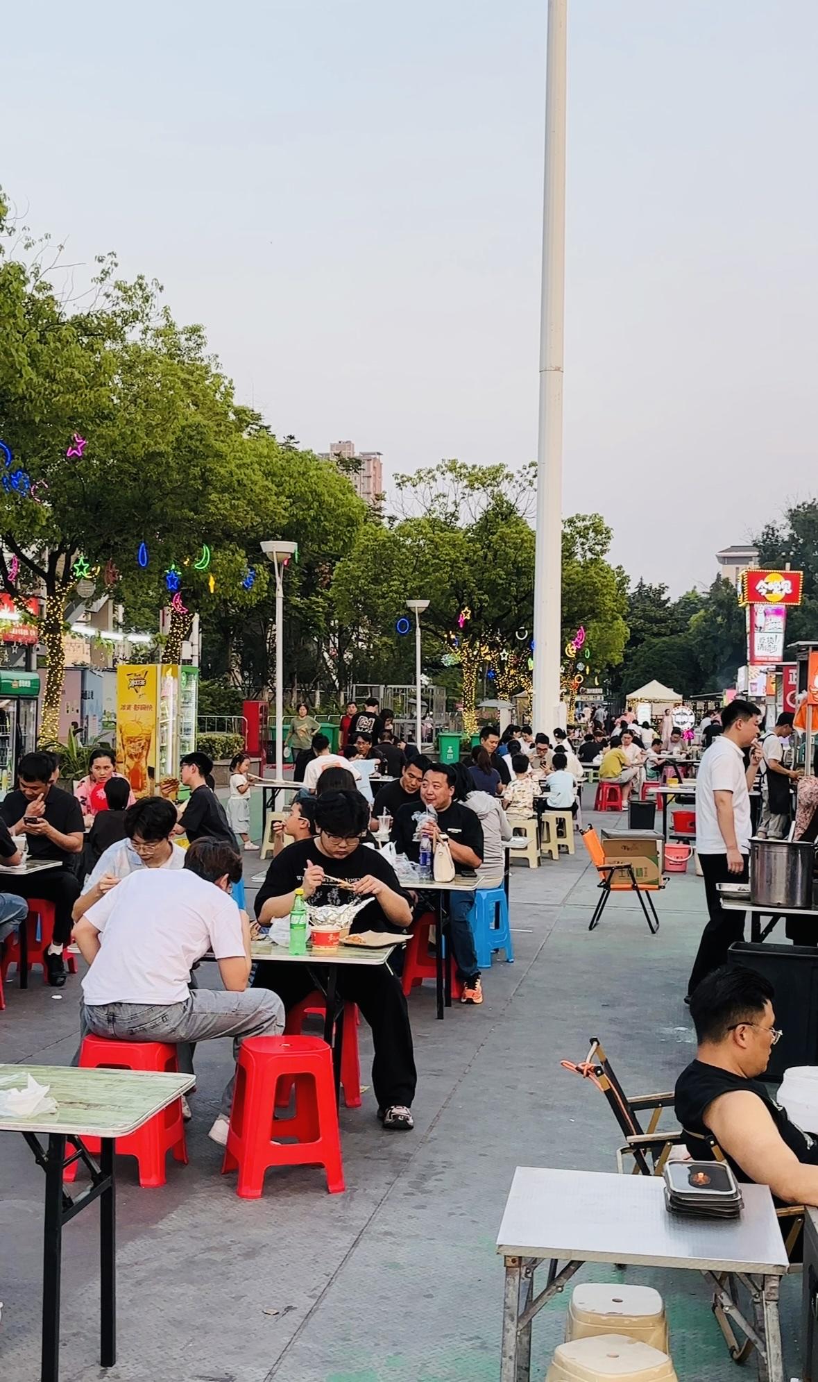 在芜湖城南今晚见夜市观看一场篮球赛是种怎样的体验？
当烟火气潮流夜市遇上“202