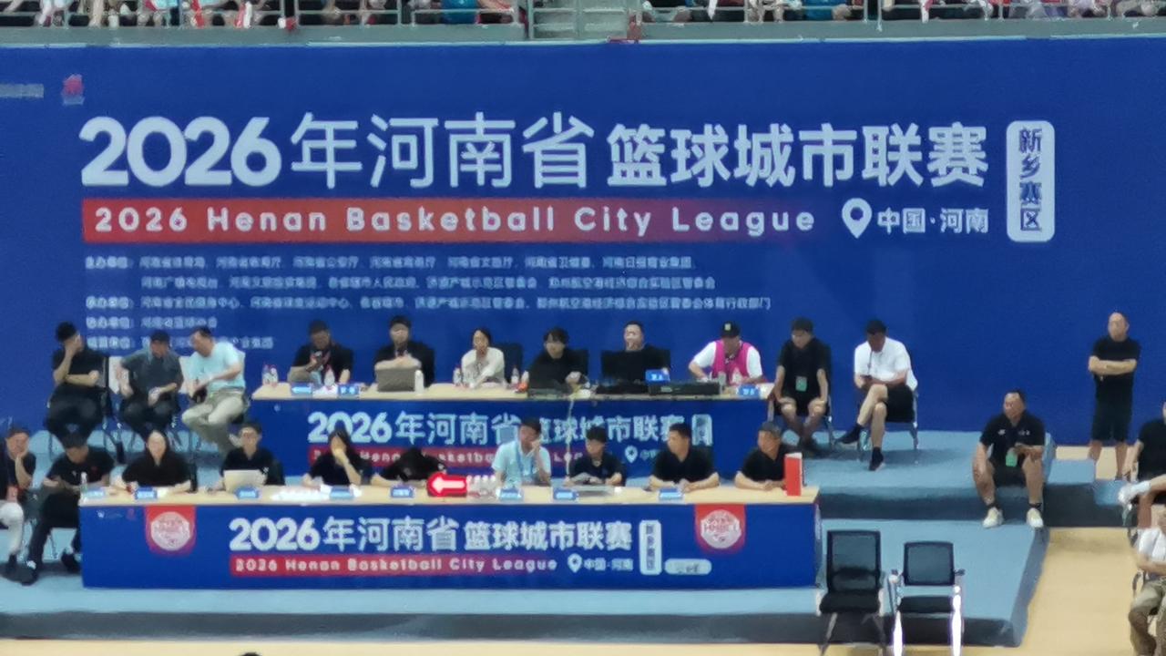 今天下午4点的这一场比赛，是新乡赛区的最后一场，迎战驻马店队。
从第一节30：1