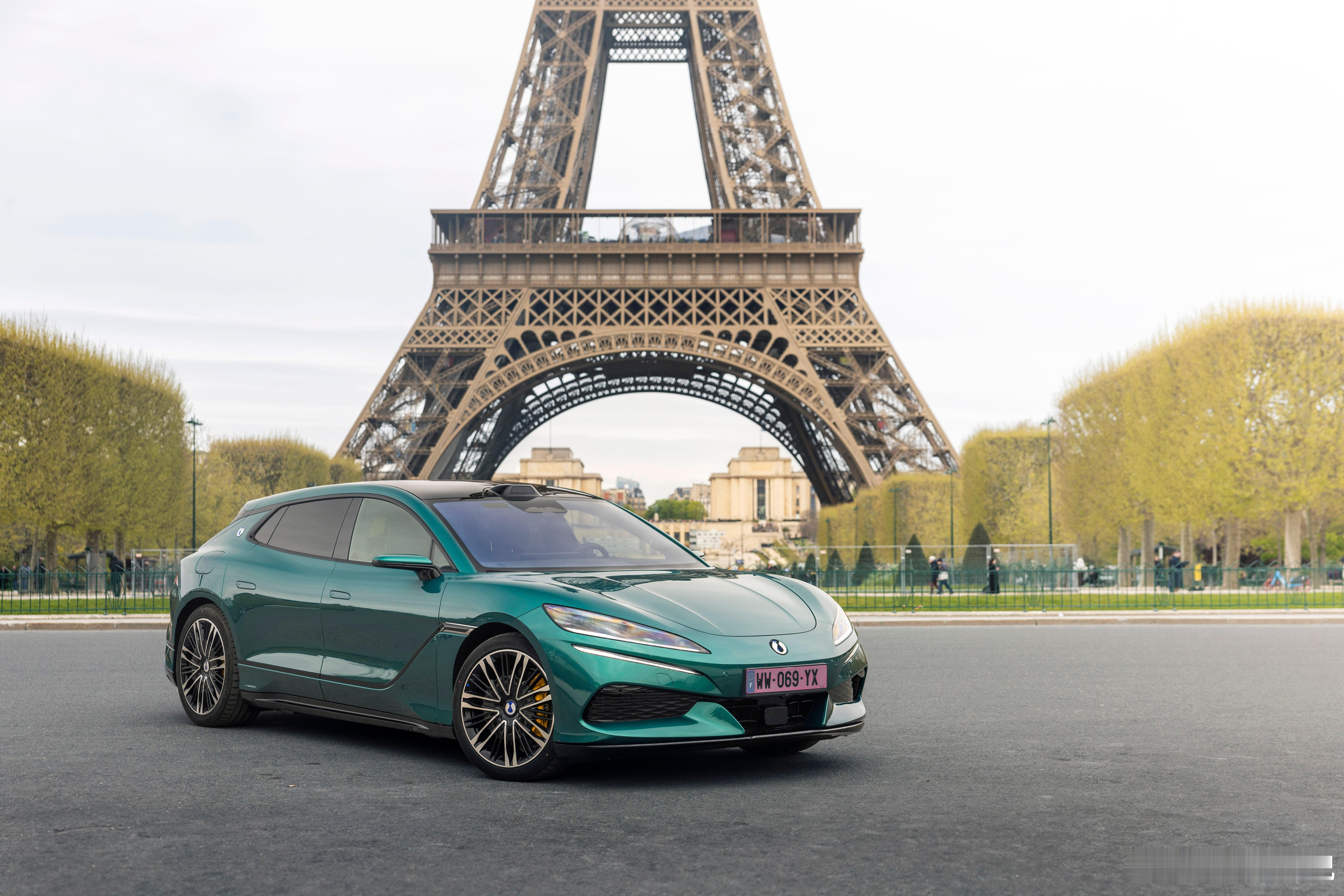 中国车开进了巴黎歌剧院 当地时间2026年4月8日，比亚迪集团旗下高端新能源汽车