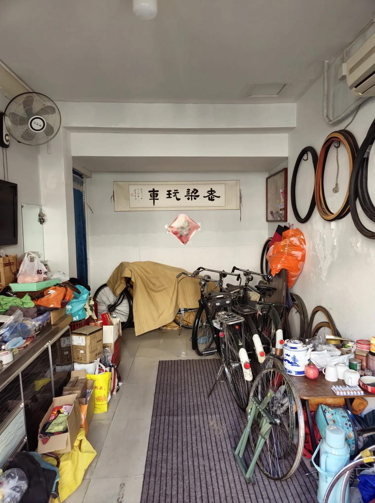 东四六条36号——“老梁玩车”的店铺
东城区东四六条36号，有一家“老梁玩车”的